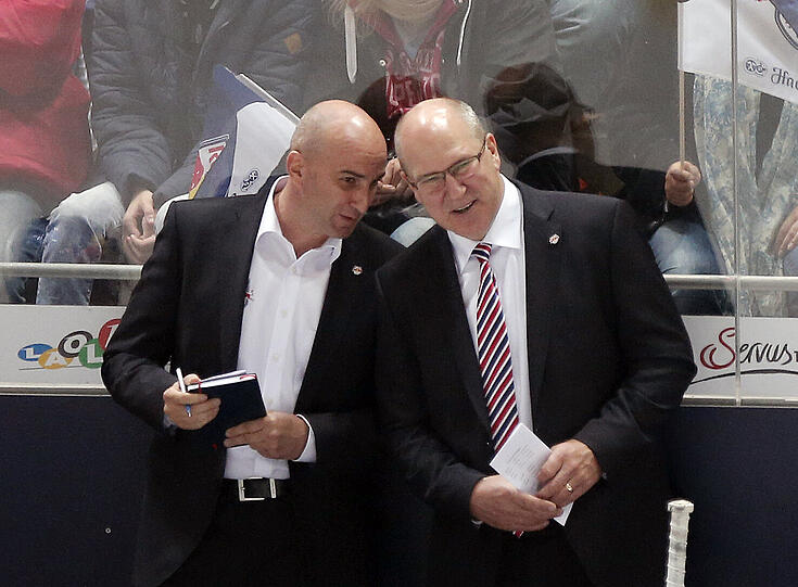 Co-Trainer Helmut de Raaf (l.) mit EHC-Chefcoach Don Jackson.