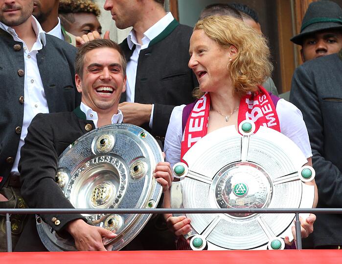 Am Sonntag feierte der FC Bayern (Männer wie Frauen) den Gewinn der Deutschen Meisterschaft. Tausende Fans waren auf den Marienplatz gekommen. Die Bilder.