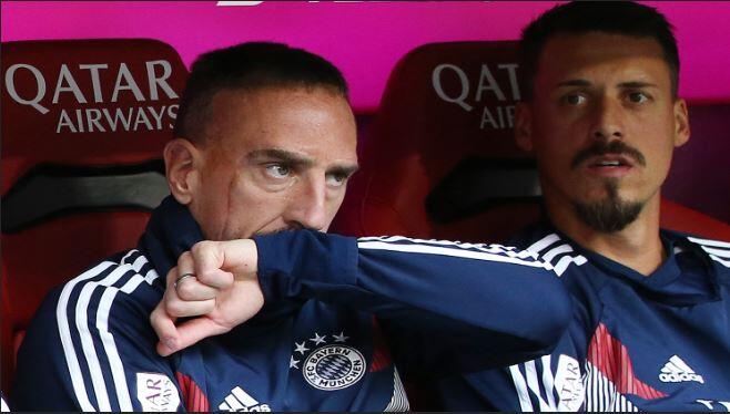 Bankwärmer: Franck Ribéry, beim Spiel gegen Leverkusen