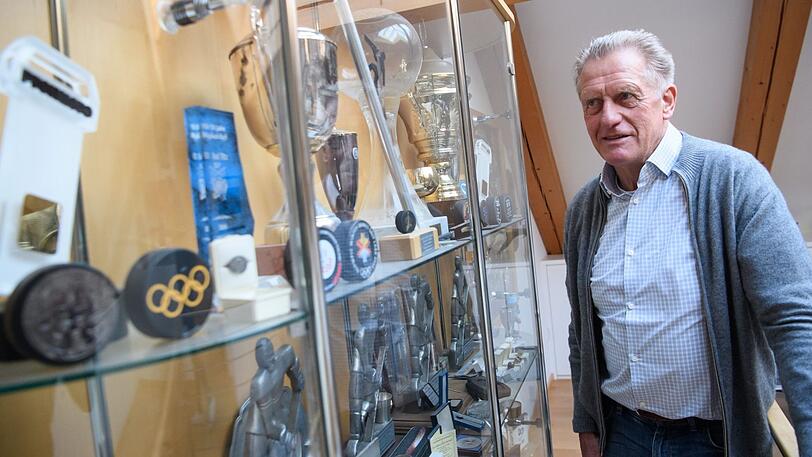 Gut gefüllt: Zach vor dem Trophäenschrank seines Hauses in Bad Tölz.