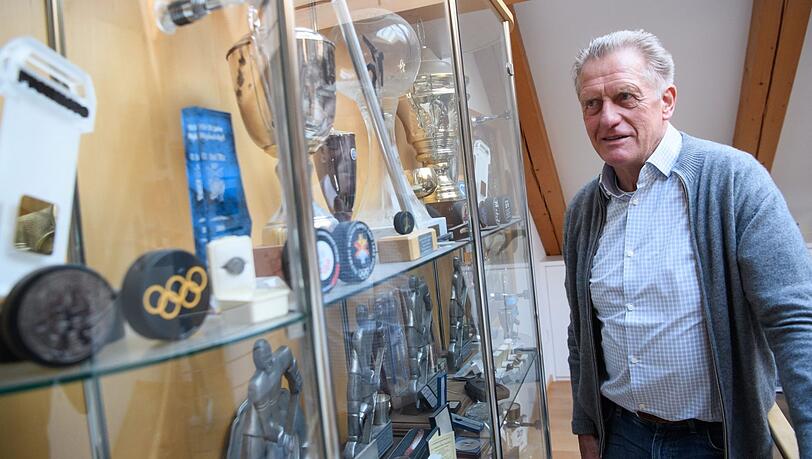 Gut gefüllt: Zach vor dem Trophäenschrank seines Hauses in Bad Tölz. Gut gefüllt: Zach vor dem Trophäenschrank seines Hauses in Bad Tölz.