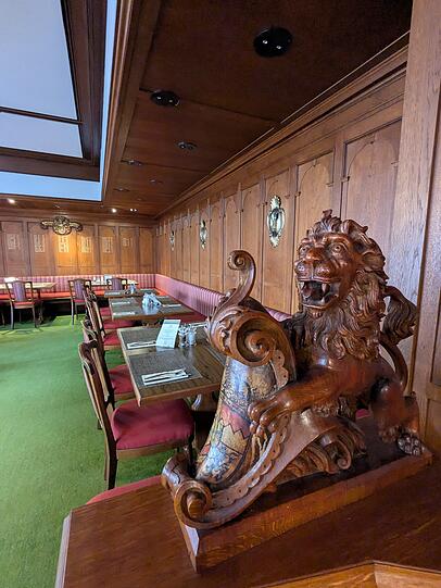 Bayerisch ist die Einrichtung, breit aufgestellt sollen die Gerichte werden, die es dort bald aus der Küche von Timo Siller geben soll. Bayerisch ist die Einrichtung, breit aufgestellt sollen die Gerichte werden, die es dort bald aus der Küche von Timo Siller geben soll.