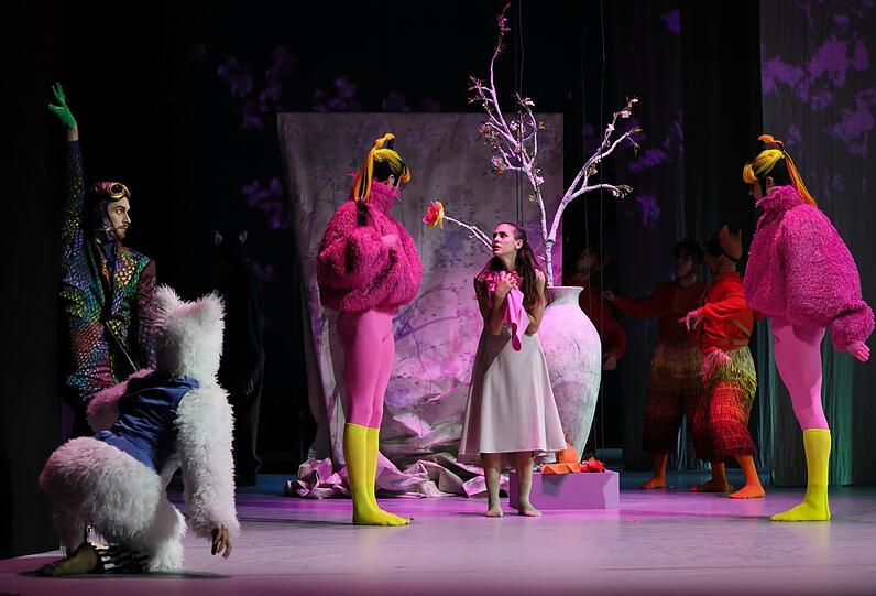 Dean Elliott (Chamäleon), Ariane Roustan (Lama), Gjergji Meshaj (Flamingo), Micaela Romano Serrano (Aschenbrödel), César Lopez Castillo (Flamingo)