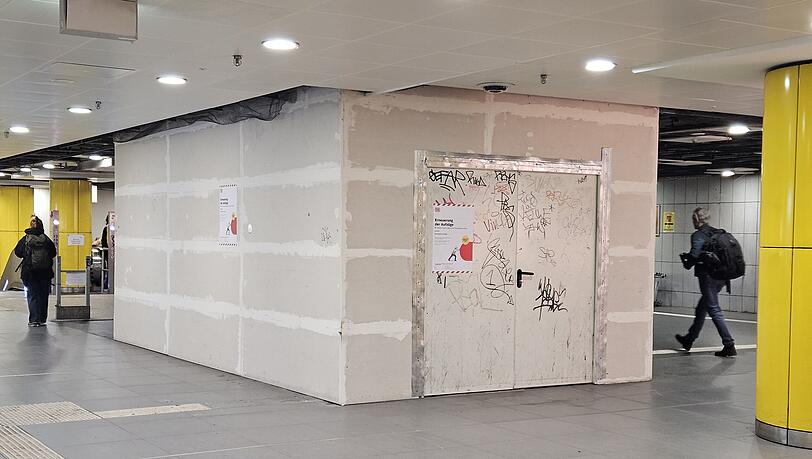 Hinter dieser Einhausung ist der Lift aus dem Zwischengeschoss zum Bahnsteig versteckt. Bald ist er ein Jahr außer Betrieb. Ebenso der zweite Lift, der vom Zwischengeschoss an die Oberfläche führt. Hinter dieser Einhausung ist der Lift aus dem Zwischengeschoss zum Bahnsteig versteckt. Bald ist er ein Jahr außer Betrieb. Ebenso der zweite Lift, der vom Zwischengeschoss an die Oberfläche führt.