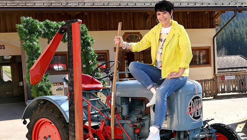 Jordi packt mit an auf Gut Aiderbichl.