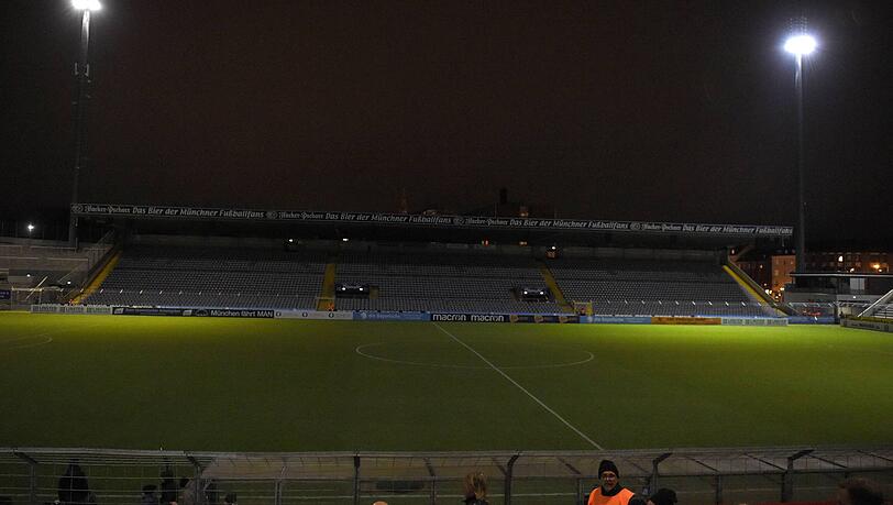 In Giesing gehen die (Drittliga-)Lichter aus. Das Foto vom 20. November 2017 beim Regionalliga-Duell zwischen 1860 und Buchbach, als die Flutlichtanlage ausfiel, steht symptomatisch f&uuml;r den "schwarzen Mittwoch", den die L&ouml;wen am 3. Juni 2026 erleben.