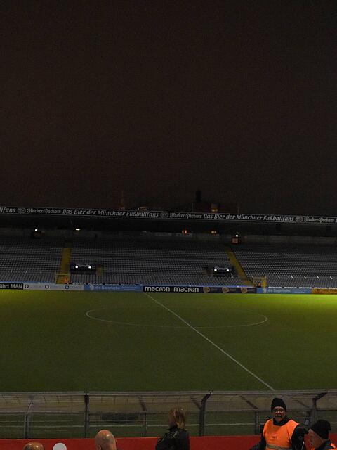 In Giesing gehen die (Drittliga-)Lichter aus. Das Foto vom 20. November 2017 beim Regionalliga-Duell zwischen 1860 und Buchbach, als die Flutlichtanlage ausfiel, steht symptomatisch f&uuml;r den "schwarzen Mittwoch", den die L&ouml;wen am 3. Juni 2026 erleben.