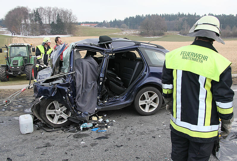 Schrecklicher Unfall auf der B12: Ein Auto fährt frontal auf einen entgegenkommenden Lkw und wird 30 Meter weit zurückgeschleudert. Der eingeklemmte Fahrer stirbt noch vor Ort.