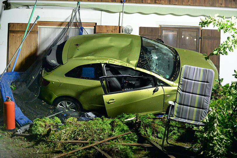 Der Wagen krachte in eine Hausmauer, der Fahrer wurde schwer verletzt. Die Bilder vom Unfallort.