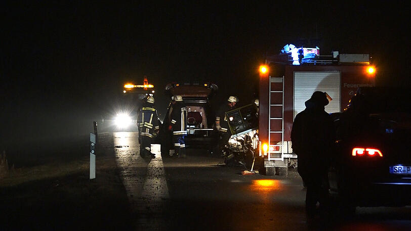 Der Wagen raste gegen einen Baum, entwurzelte ihn sogar. Der 35-jährige Fahrer starb noch am Unfallort.
