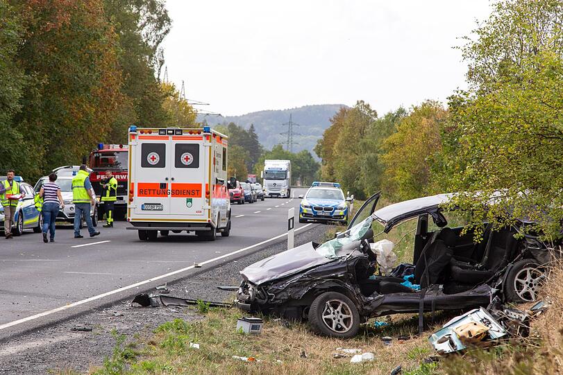 Schlimmer Unfall bei Coburg: Ein Schulbus ist dabei in den Gegenverkehr gerast - fünf Schulkinder wurden dabei schwer verletzt.