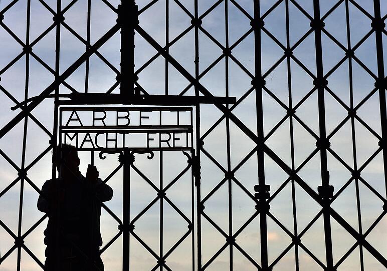 Das Tor am Eingang zur KZ-Gedenkstätte Dachau.