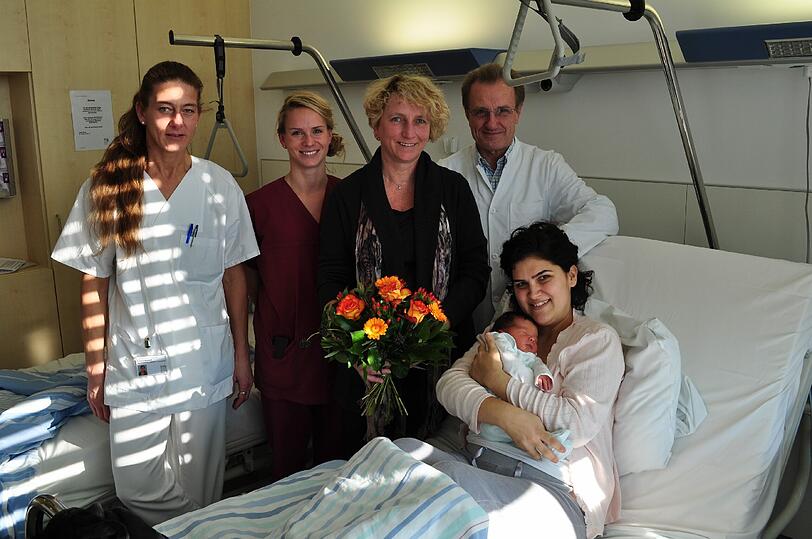 V. l.: Die Bereichsleiterin Susanne Boeckhoff und Dr. Katharina Landgraf, die Klinikleiterin Neuperlach, Christa
Gottwald, und Oberarzt Gerhard Sandner freuen sich gemeinsam mit Mutter Ebro Kot über die Geburt von Sohn Cihangir.