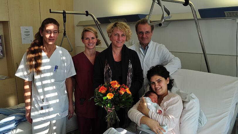 V. l.: Die Bereichsleiterin Susanne Boeckhoff und Dr. Katharina Landgraf, die Klinikleiterin Neuperlach, Christa
Gottwald, und Oberarzt Gerhard Sandner freuen sich gemeinsam mit Mutter Ebro Kot über die Geburt von Sohn Cihangir. V. l.: Die Bereichsleiterin Susanne Boeckhoff und Dr. Katharina Landgraf, die Klinikleiterin Neuperlach, Christa
Gottwald, und Oberarzt Gerhard Sandner freuen sich gemeinsam mit Mutter Ebro Kot über die Geburt von Sohn Cihangir.