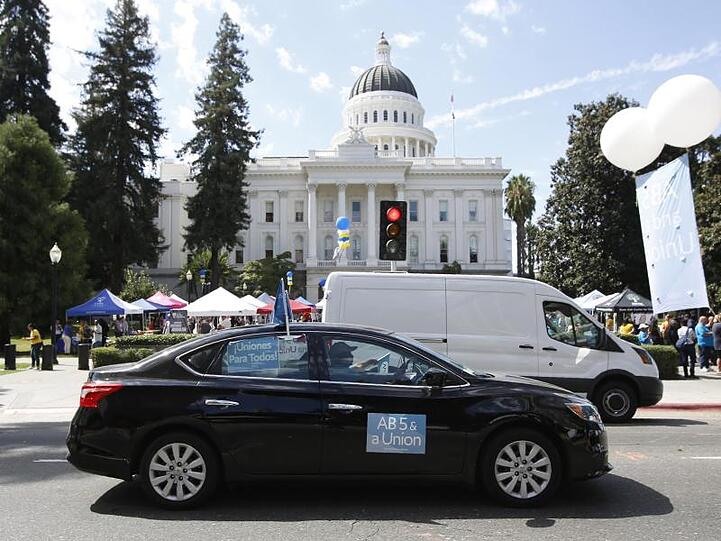 Menschen nehmen vor dem "California State Capitol" in Sacramento an einer Demonstration zu dem Status der Fahrer auf Plattformen der Fahrdienst-Vermittler Uber und Lyft teil.