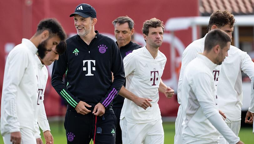 Trainer Thomas Tuchel von München (2.v.l.) leitet das Training.