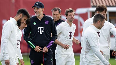 Trainer Thomas Tuchel von München (2.v.l.) leitet das Training.