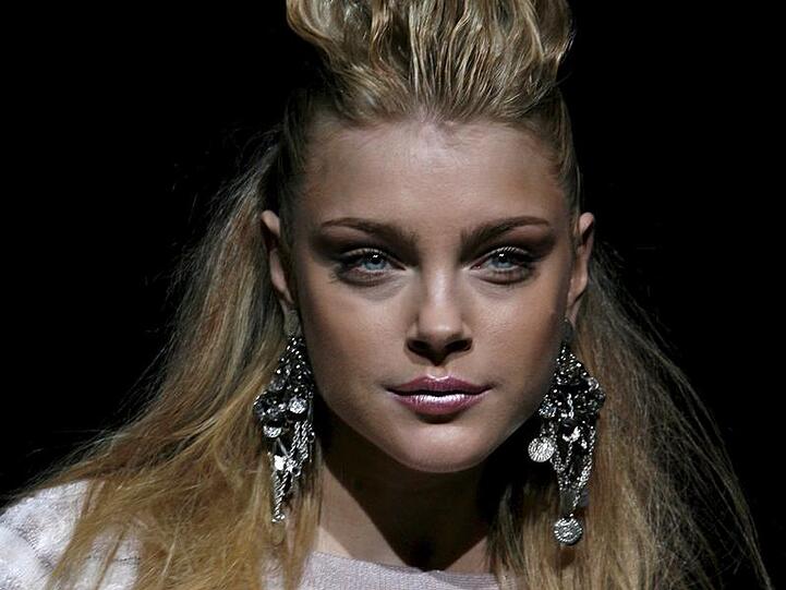 Supermodel Jessica Stam mit funkelndem Ohrgehänge bei der Zac-Posen-Show.