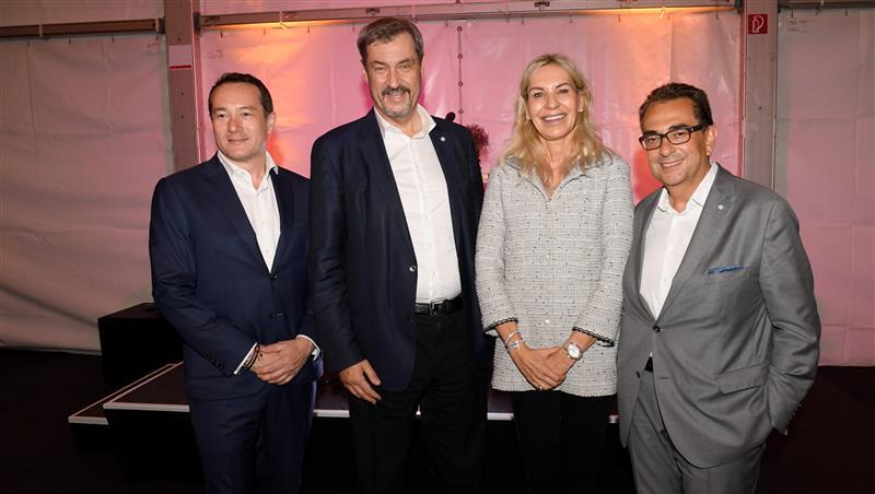 Die Gastgeber Christian Lealahabumrung (li.) und Stavros Kostantinidis (re.) mit Ehefrau Saskia Greipl sowie Ministerpräsident Söder