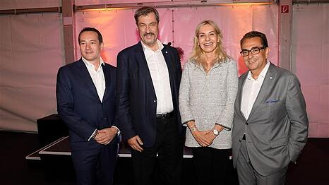 Die Gastgeber Christian Lealahabumrung (li.) und Stavros Kostantinidis (re.) mit Ehefrau Saskia Greipl sowie Ministerpräsident Söder