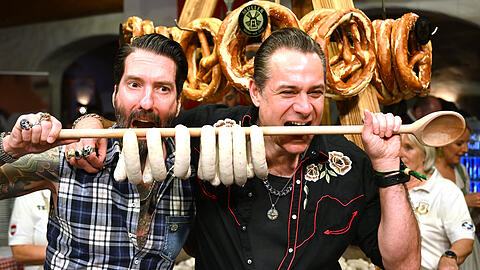 Hat diese Wurst wirklich nur einen Platz im Mittelfeld verdient? Das sehen diese zwei sicher anders: Michael Frick und Sascha Vollmer feiern 2025 auf der 32. Wei&szlig;wurstparty im Biohotel Stanglwirt.