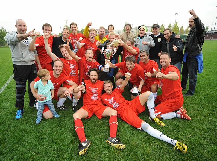 So sehen Sieger aus: Die Mannschaft des 1. FC Real Hinterbrühl, Gewinner von 2012, feiert ihren erneuten Erfolg.