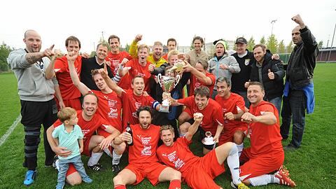 So sehen Sieger aus: Die Mannschaft des 1. FC Real Hinterbrühl, Gewinner von 2012, feiert ihren erneuten Erfolg.
