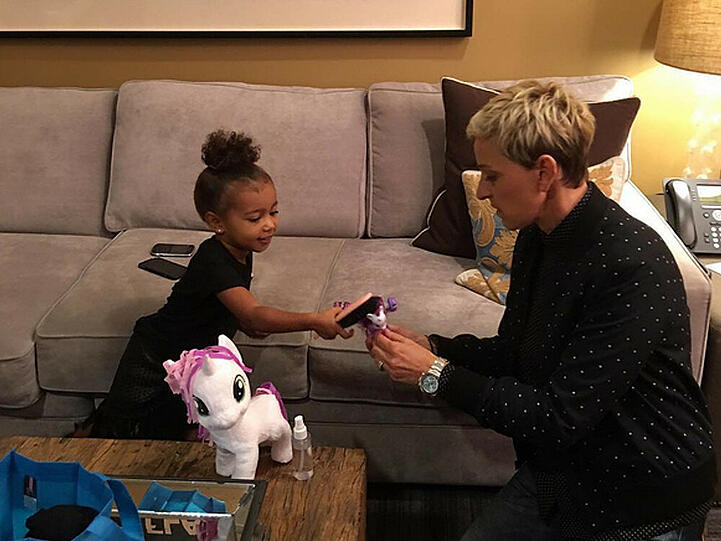 North West und Ellen DeGeneres vergnügen sich Backstage