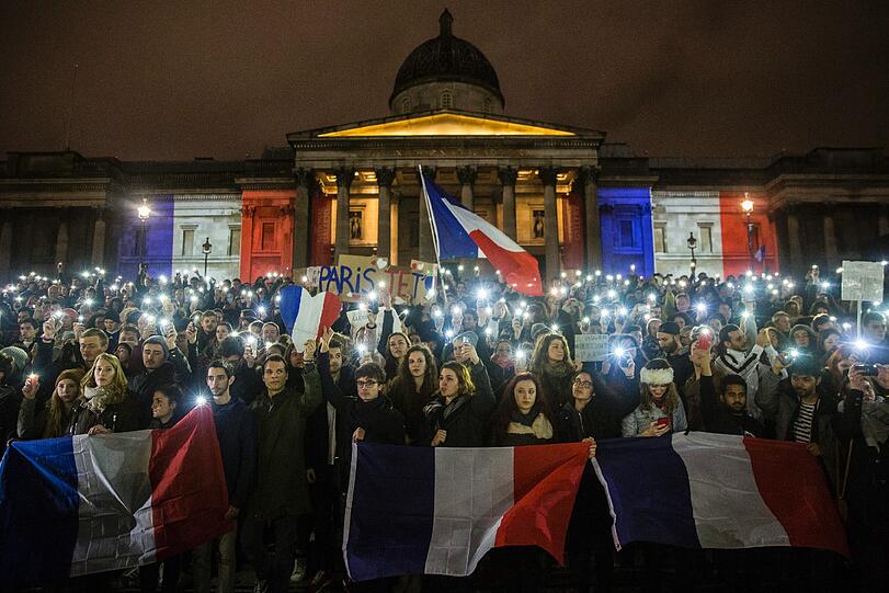 Die Tricolore dominiert den Trafalgar Square in London.