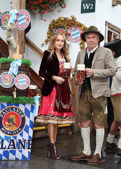Nicht sein erster Wiesn-Besuch dieses Jahr: Bayern-Coach Carlo Ancelotti mit seiner Ehefrau Mariann Barrena McClay.