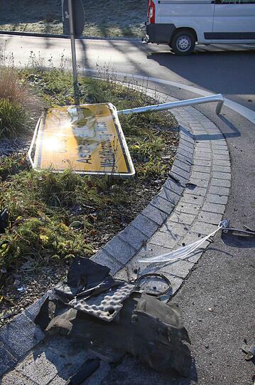Ein Rentner hat am Mittwoch einen Kreisverkehr übersehen und dabei mehrere Verkehrsschilder umgefahren. Zwei Personen wurden schwer verletzt.