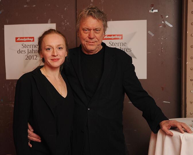 Brigitte Hobmeier mit ihrem Intendanten, Kammerspiele-Chef Johan Simons, der den Preis für das Stück &bdquo;Wassa&ldquo; empfing.