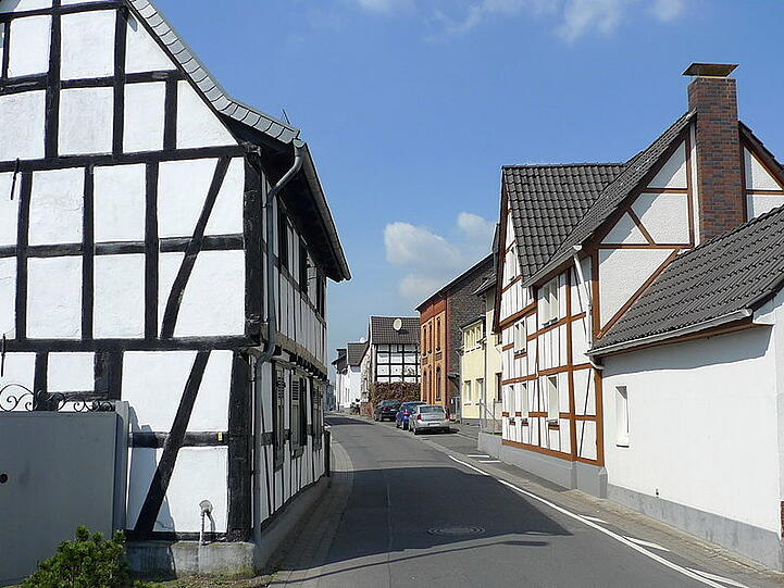 Die Lindenstraße von Ramersdorf am Rhein.
