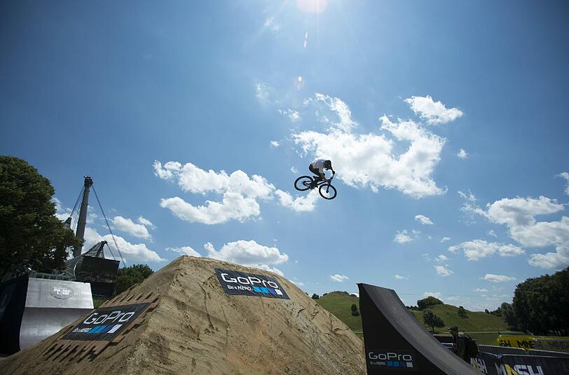 Hoch hinaus geht's am Wochenende im Olympiapark: Die internationale "Big Air"-Elite zwirbelt beim Munich Mash wieder waghalsige Stunts durch die Lüfte.