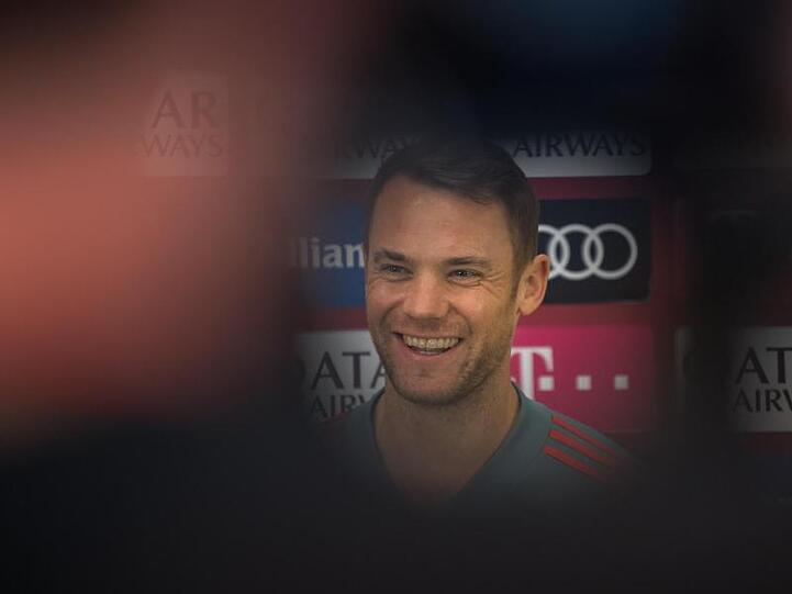 Bayern-Torwart Manuel Neuer hält sich mit Aussagen zur Goldsteak-Affäre von Franck Ribéry bei der Pressekonferenz vor in Doha zurück.