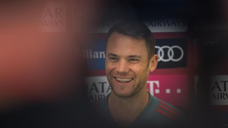 Bayern-Torwart Manuel Neuer hält sich mit Aussagen zur Goldsteak-Affäre von Franck Ribéry bei der Pressekonferenz vor in Doha zurück. Bayern-Torwart Manuel Neuer hält sich mit Aussagen zur Goldsteak-Affäre von Franck Ribéry bei der Pressekonferenz vor in Doha zurück.