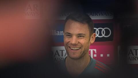 Bayern-Torwart Manuel Neuer hält sich mit Aussagen zur Goldsteak-Affäre von Franck Ribéry bei der Pressekonferenz vor in Doha zurück.