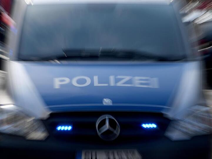 Ein Polizeiwagen mit eingeschaltetem Blaulicht. Foto: Carsten Rehder/dpa/Archivbild