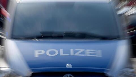 Ein Polizeiwagen mit eingeschaltetem Blaulicht. Foto: Carsten Rehder/dpa/Archivbild