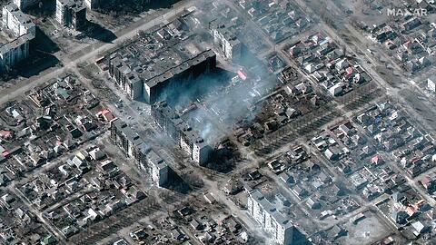 Das Satellitenfoto zeigt brennende und zerstörte Wohnhäuser in Mariupol.