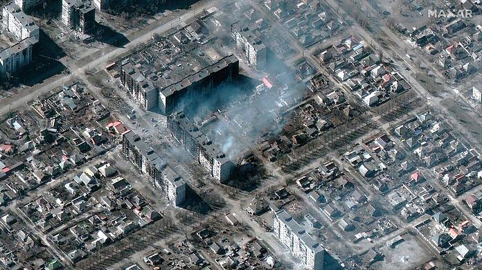 Das Satellitenfoto zeigt brennende und zerstörte Wohnhäuser in Mariupol.