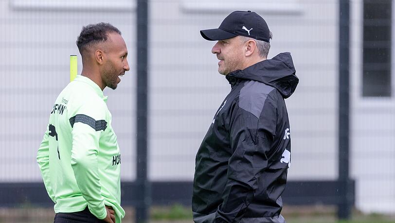 Der neue Trainer Alexander Zorniger (r) unterhält sich mit Spieler Julian Green auf dem Platz. Der neue Trainer Alexander Zorniger (r) unterhält sich mit Spieler Julian Green auf dem Platz.