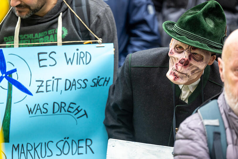 Ein Mann mit Totenschädel-Maske nimmt an einer Kundgebung vom Bündnis für Atomausstieg am Odeonsplatz teil.