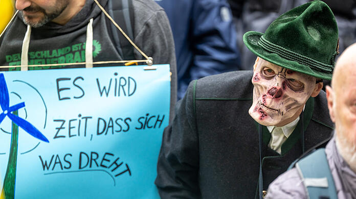 Ein Mann mit Totenschädel-Maske nimmt an einer Kundgebung vom Bündnis für Atomausstieg am Odeonsplatz teil.