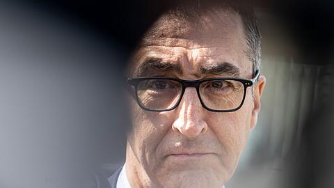 "Meine Eltern wollten danach, dass ich mich öffentlich zurückhalte, damit ich nicht selber zur Zielscheibe werde": Cem Özdemir über den Brandanschlag von Solingen.
