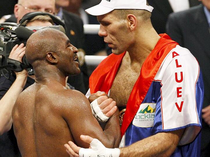 Evander Holyfield (l) gratuliert Nikolai Walujew zum Sieg.