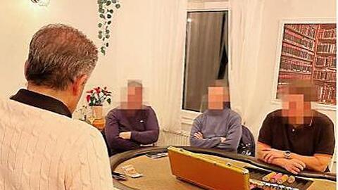 Vier Teilnehmer der illegalen Pokerrunde in der Maxvorstadt, darunter auch der Organisator (re.) .  Foto: Hub