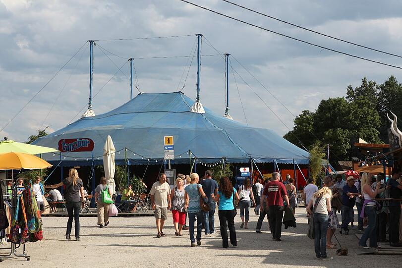 Münchens beliebtes Sommerfestival läuft wieder. Am Mittwoch wurde das Tollwood 2011 eröffnet. Impressionen von Tag 1.