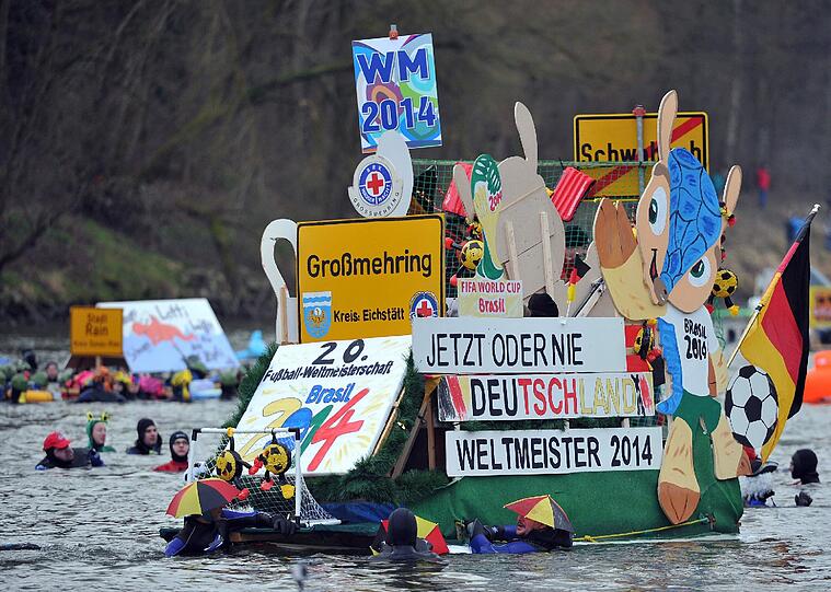 Mehr als 2000 Teilnehmer schwammen rund vier Kilometer bei Temperaturen um den Gefrierpunkt durch die Donau - die Bilder.