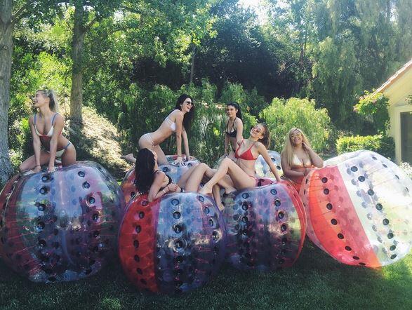 Die Zorb-Bälle waren nicht nur als Foto-Accessoire für die Freundinnen da...